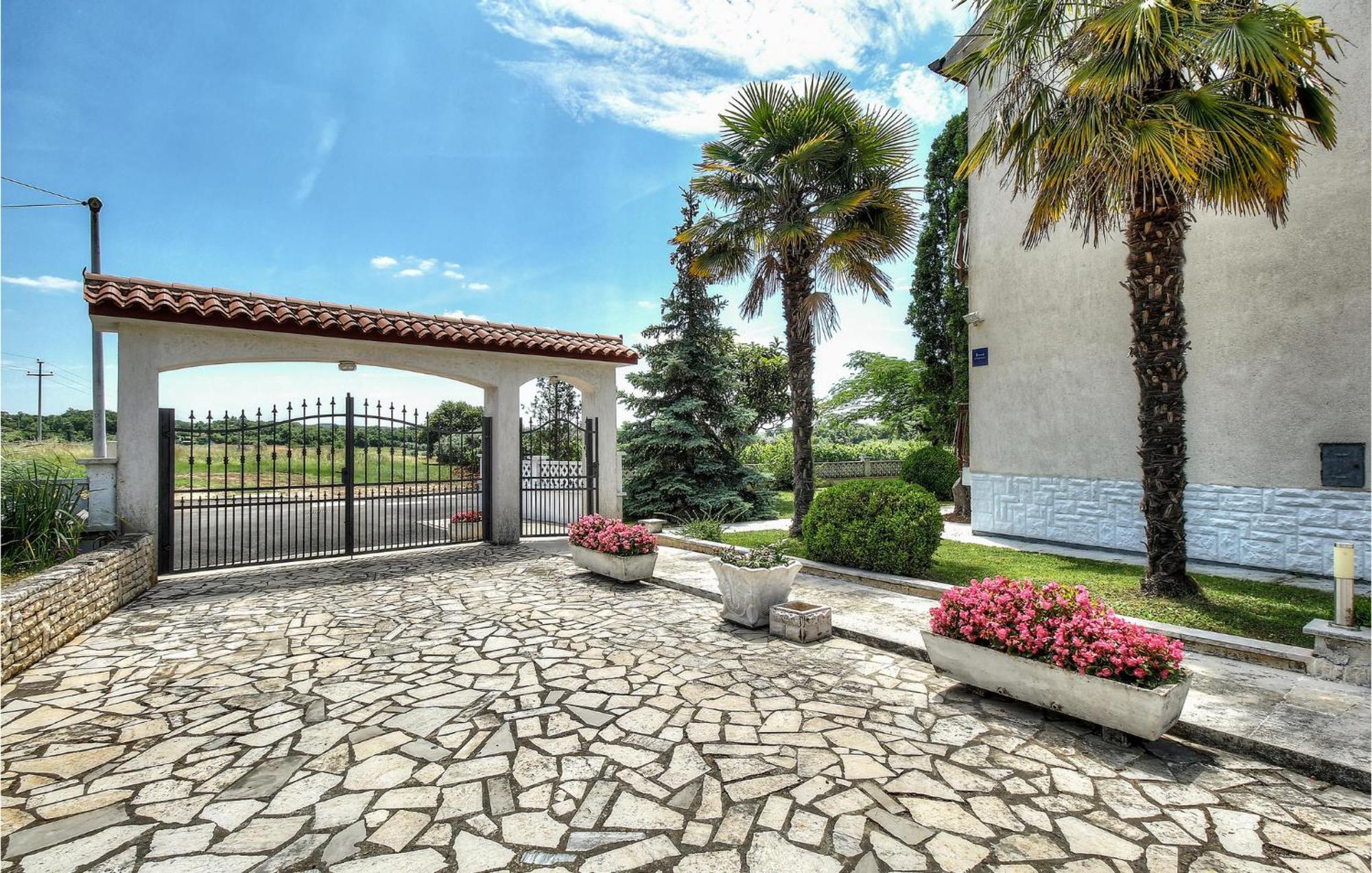 Amazing Apartment In Porec With Wifi Luaran gambar
